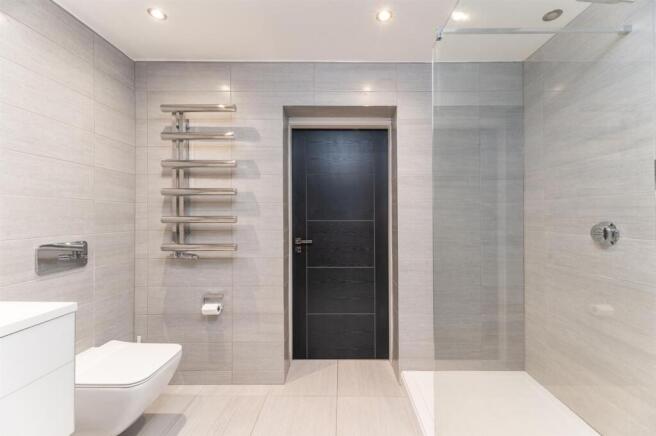 MASTER EN-SUITE