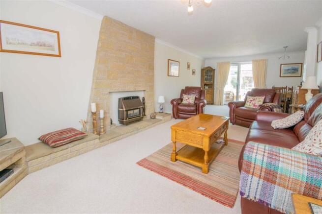 LOUNGE/DINING ROOM