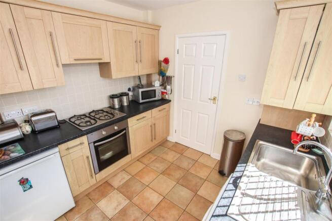 MODERN FITTED KITCHEN
