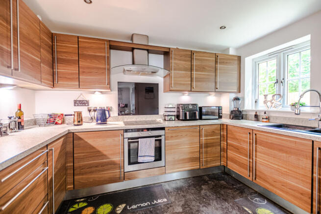 2 bed Apartment for sale Image 6
