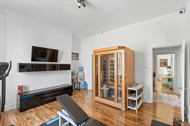 5 bed Flat for sale Image 8