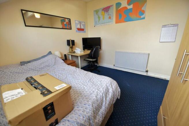 7 bed House to rent Image 7