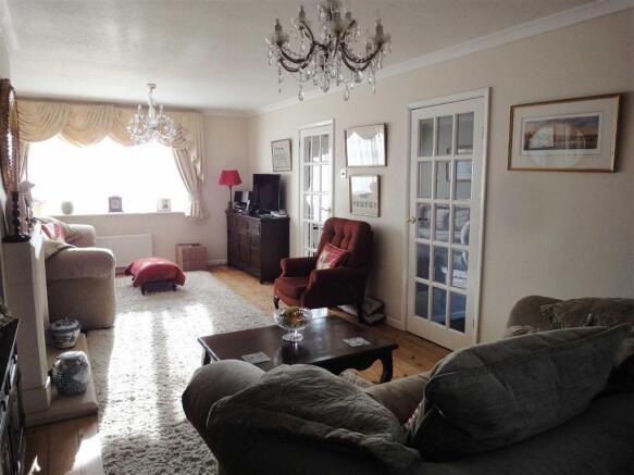 LIVING ROOM: