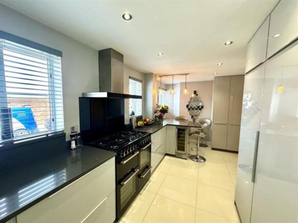 KITCHEN/BREAKFAST ROOM