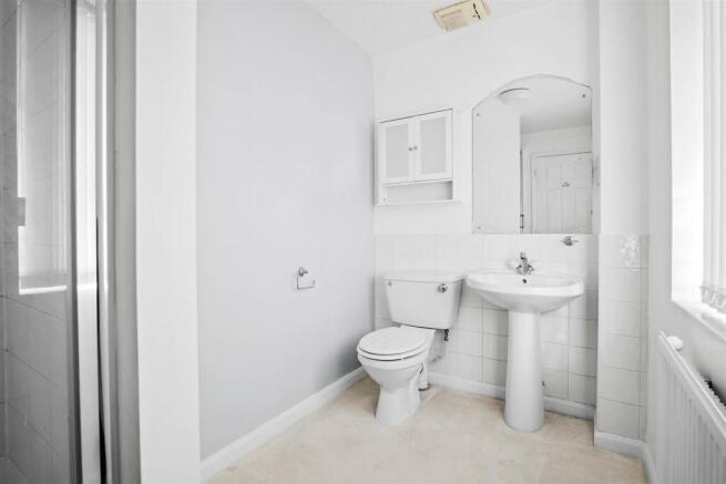 1 hunt Avenue - cloakroom.jpg
