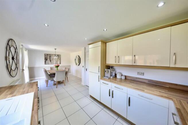 4 bed Detached for sale Image 9