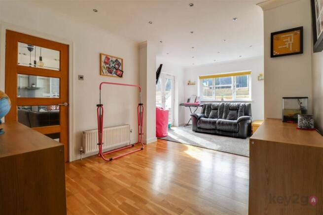 5 bed Detached for sale Image 11