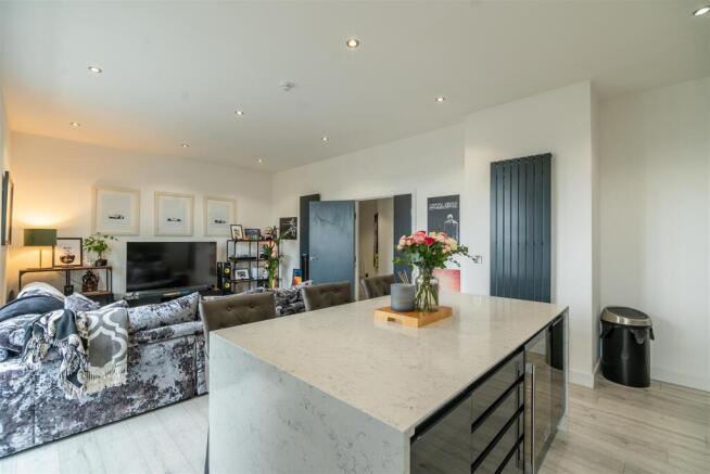 2 bed Penthouse for sale Image 4