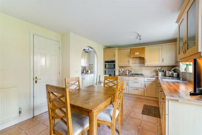 8547986-interior10.jpg