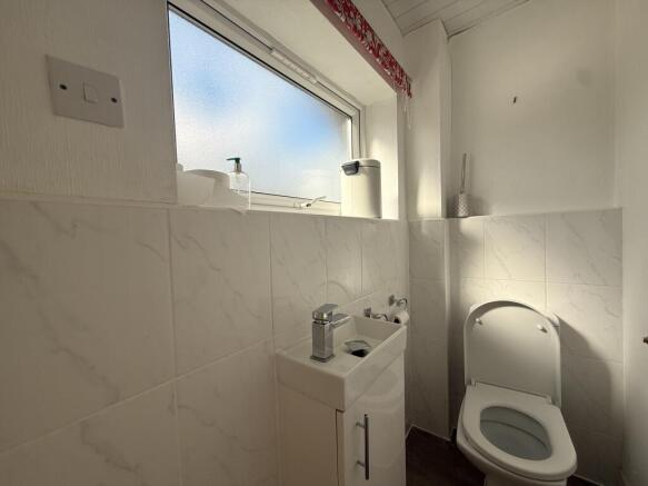 4 bed House to rent Image 12