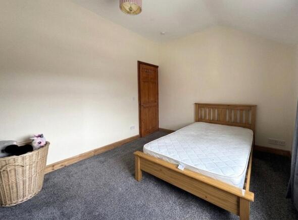 4 bed Terraced to rent Image 5