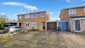 32, Robins Close, Northampton NN7 2HZ