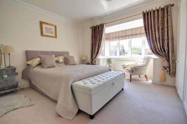 6 bed Detached for sale Image 8