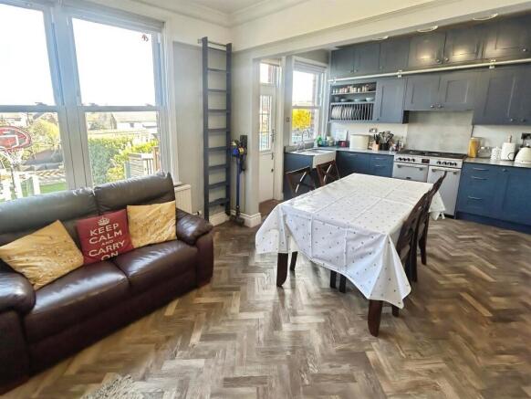 3 bed Semi-Detached for sale Image 7