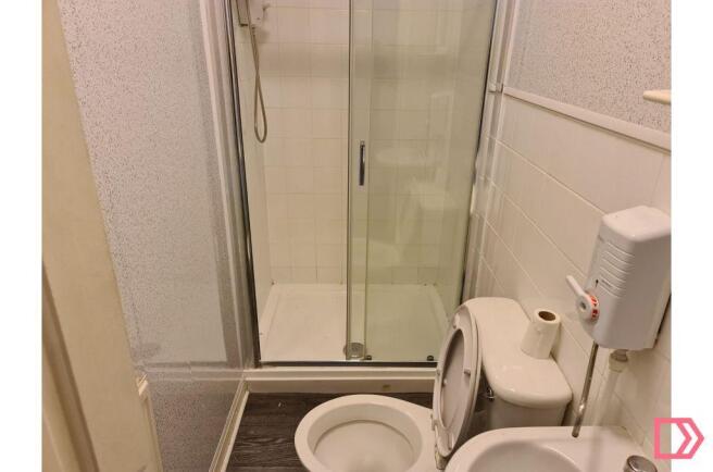 Bathroom (b)