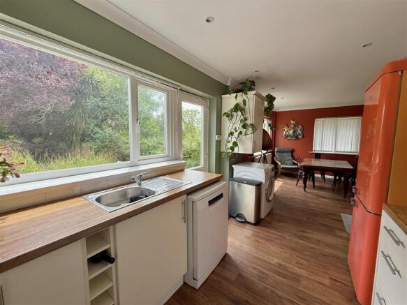 Kitchen/Dining Room: