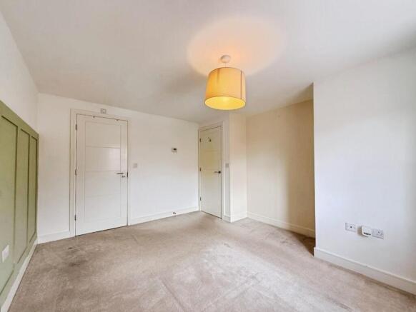 4 bed House to rent Image 12