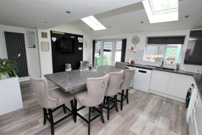 Kitchen/ Breakfast Room