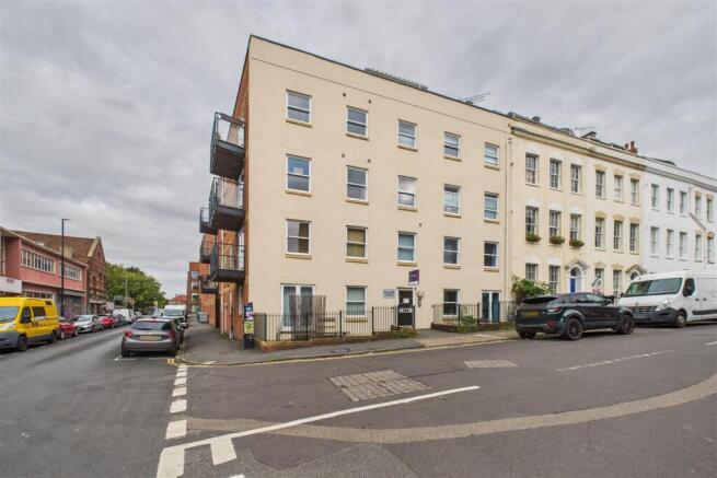 Flat 3, Balloon Court, 18 Cave Street St Pauls, Br