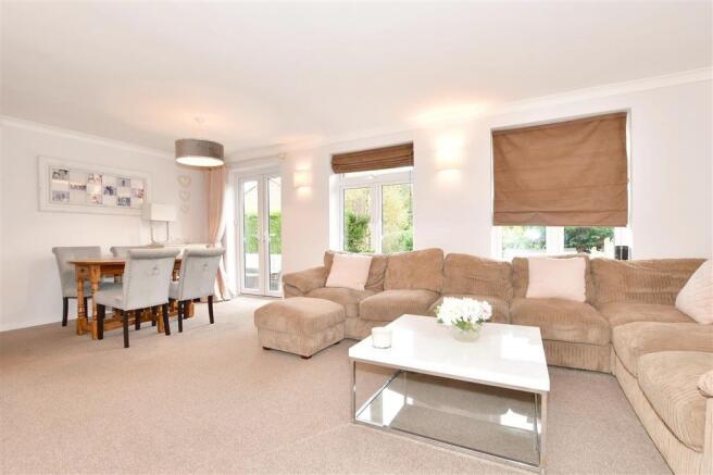 Lounge/Dining Room