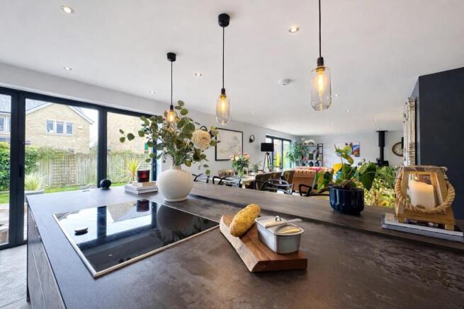 5 bed Detached for sale Image 7