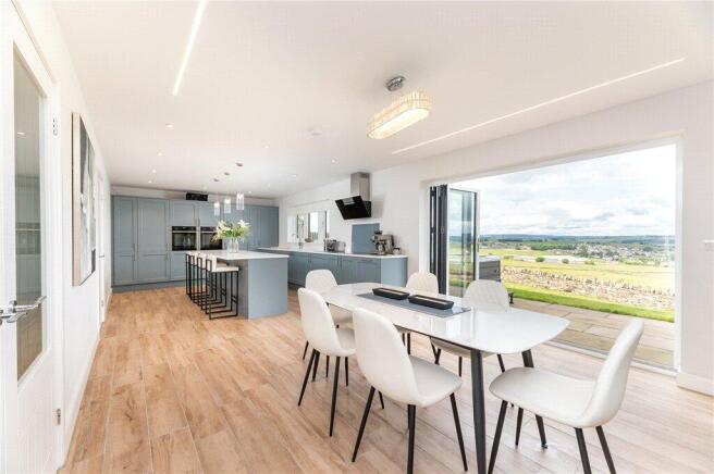 5 bed Detached for sale Image 4