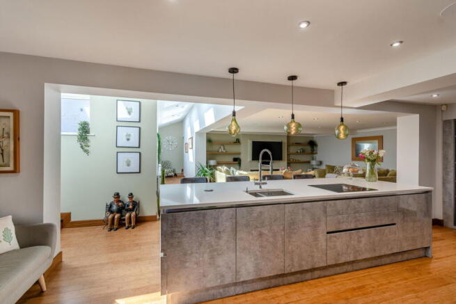 5 bed Detached for sale Image 9