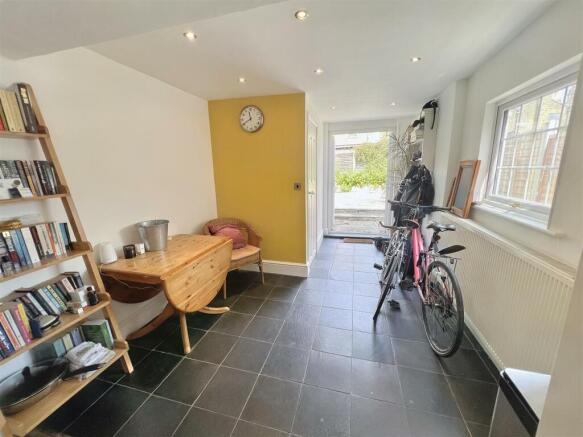 Dining Area (L-Shape):