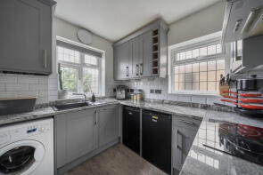 12a, 77 Robins Court, Bromley Road, Beckenham BR3 5PB