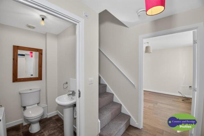 10 Horseshoe Close Toilet lower (2).jpg