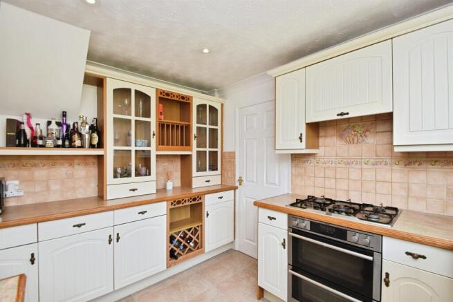 4 bed Detached for sale Image 5