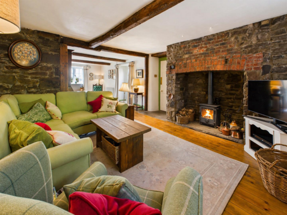 LOUNGE/FAMILY ROOM