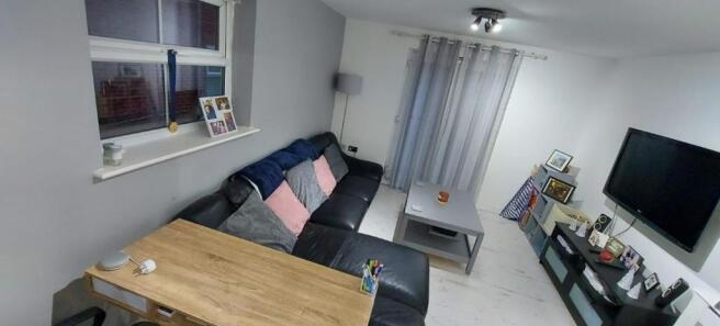 76_Stonemere_Drive_-_Living_room.jpg