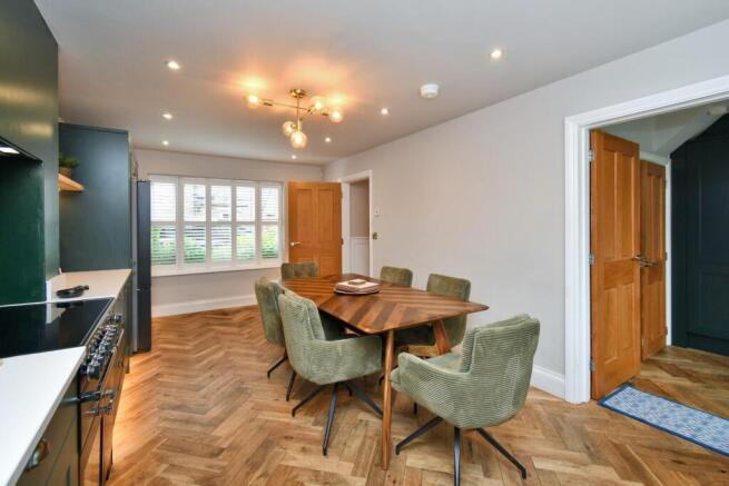 5 bed Detached for sale Image 6