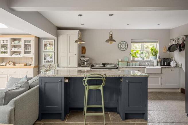 4 bed Detached for sale Image 6