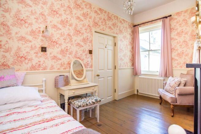 1st floor middle bedroom
