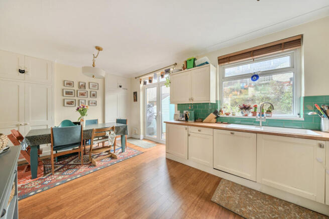 1425158-7-69af086...