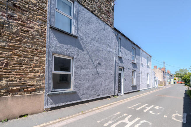 A GREAT INVESTMENT OR FIRST TIME HOME WITH NO ONW