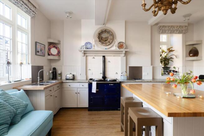 6 bed Detached for sale Image 4