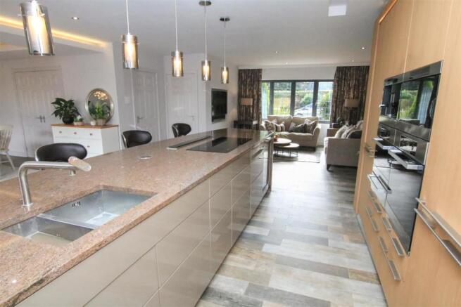 STUNNING CONTEMPORARY LIVING/ DINING/ KITCHEN