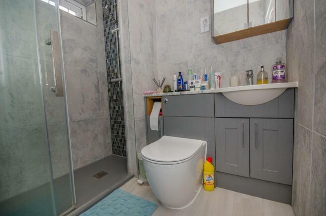 Shower room pic 2.jpg