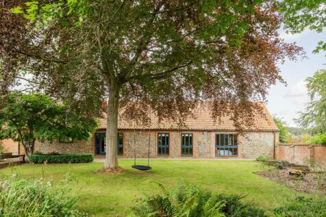 Converted Single-Storey Barn in Edgefield with Countryside Views