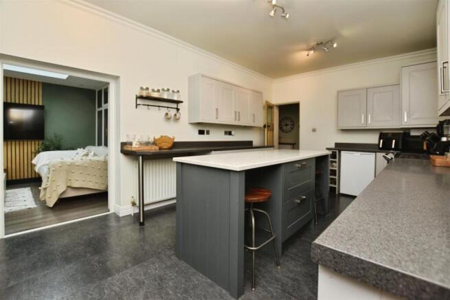 3 bed Semi-Detached Bungalow for sale Image 8