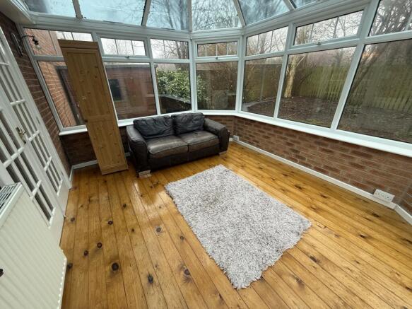 4 bed House to rent Image 11