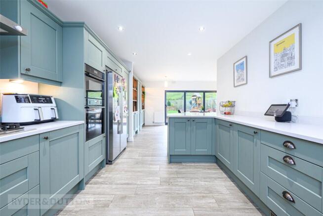 5 bed Detached for sale Image 7