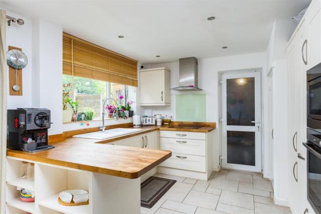 3 bed Semi-Detached for sale Image 6