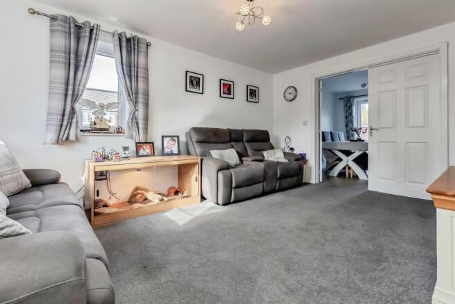 Hammond Close, Weldon, Corby photo 4