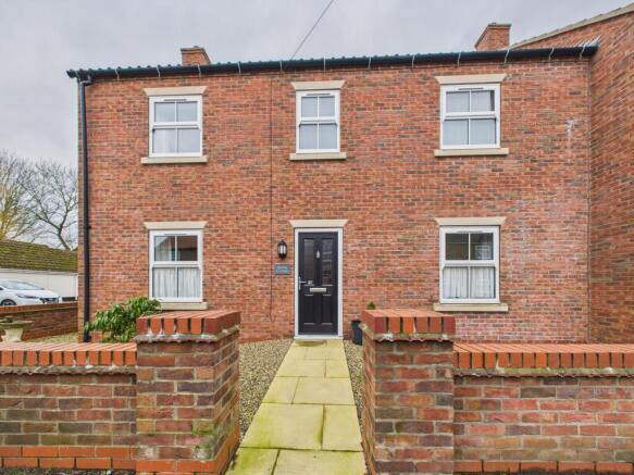 A Modern Three Bedroom End Terrace House - To Ren