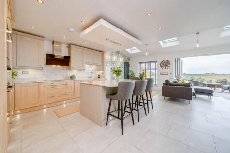 Spinners Avenue, Scholes