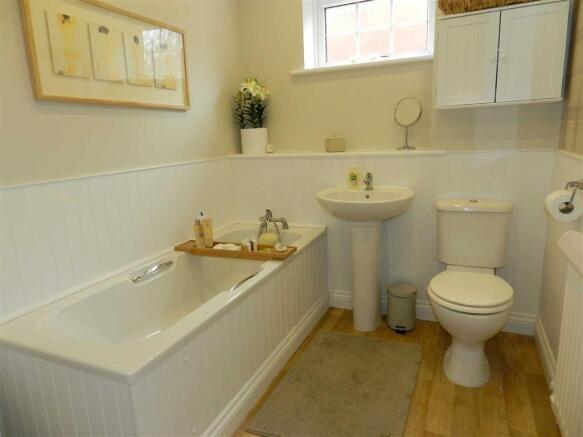 FAMILY BATHROOM/WC